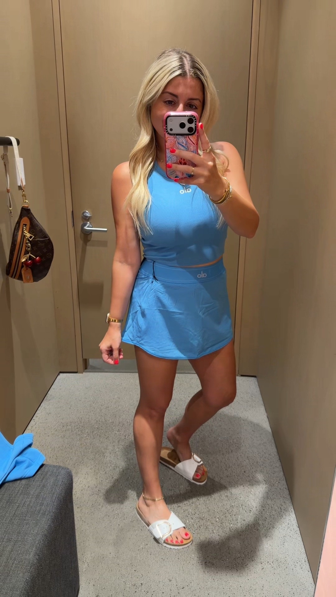 New Alo azure blue 🦋
Size small
Sweater xs
Sandals tts