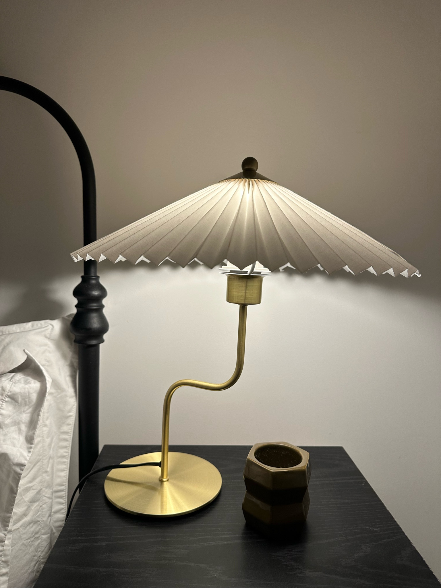 Bedside lamp
Pleated lampshade 
Gold lamp
H&M lamp
Home interior 
Lights for bedroom 

#LTKhome #LTKeurope #LTKuk
