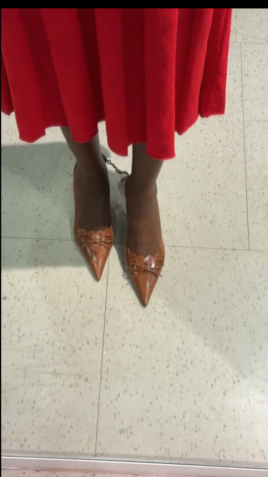 Comfy summer shoes: wear to the office, or for an elevated everyday look.

I am wearing a size uk 6, size down as I have a slim feet, usually a uk 7 for sling back shoes.
Also comes in red.

Work shoes
Summer shoes
Everyday shoes
Kitten heels shoes

#LTKsummer #LTKworkwear #LTKshoes