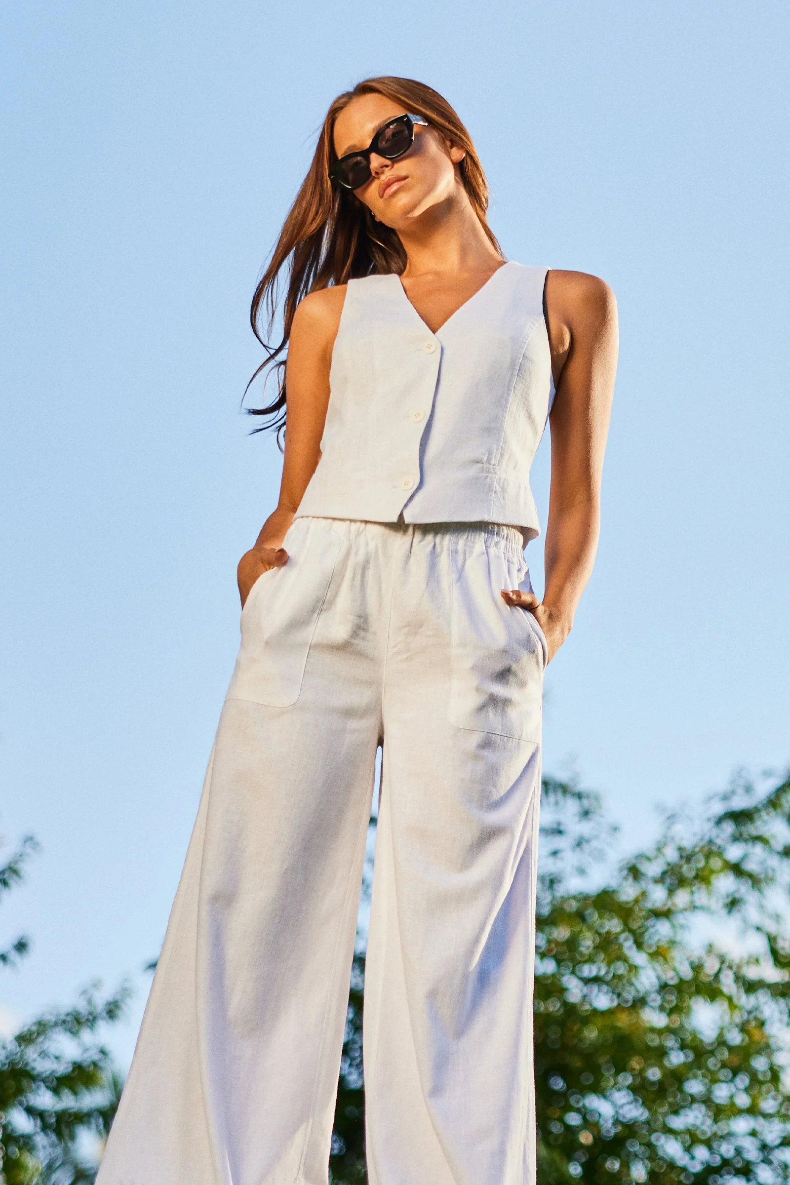Linen V-Neck Vest WHITE | UNE PIECE AU