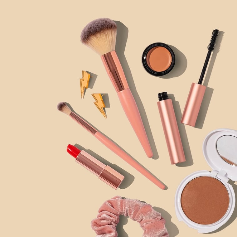 Steal what’s in my make-up bag! 👇🏻

I’m 41 years old and finally figuring out my skincare/ make-up routine … if you’re in a similar boat, I hope directly linking these products helps! The toner, serum, and moisturizer were also specifically referred to me by one of my favorite makeup-up artists! 💄 ✨ 

#LTKBeauty #LTKFindsUnder100 #LTKTravel
