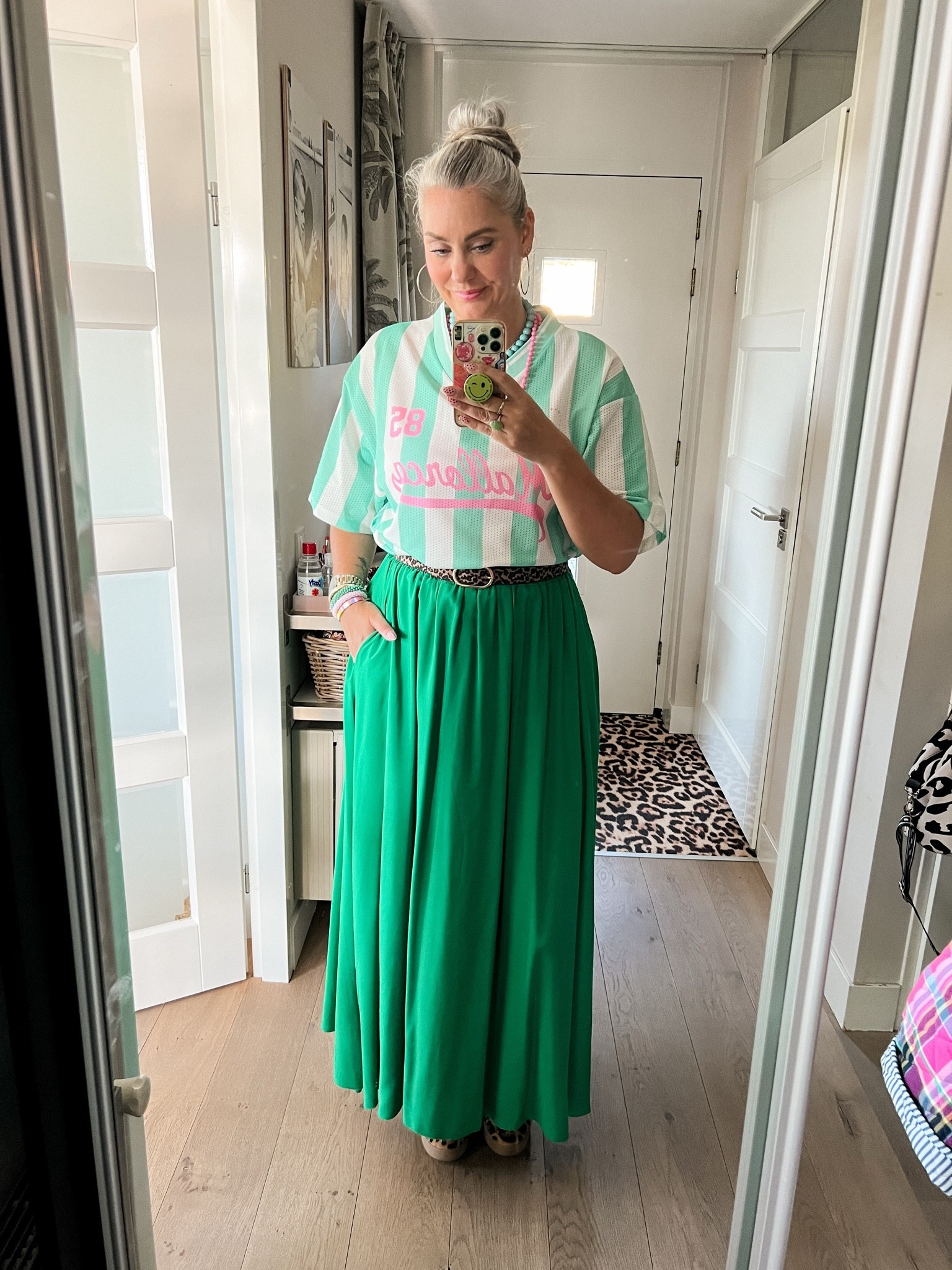 OOTD - Donderdag. Mintgroen met wit gestreept football shirt (L) op een groene maxirok van Azzurro (paar jaar oud). Luipaard riem en sneakers.

#LTKnederlands #LTKeurope #LTKmidsize