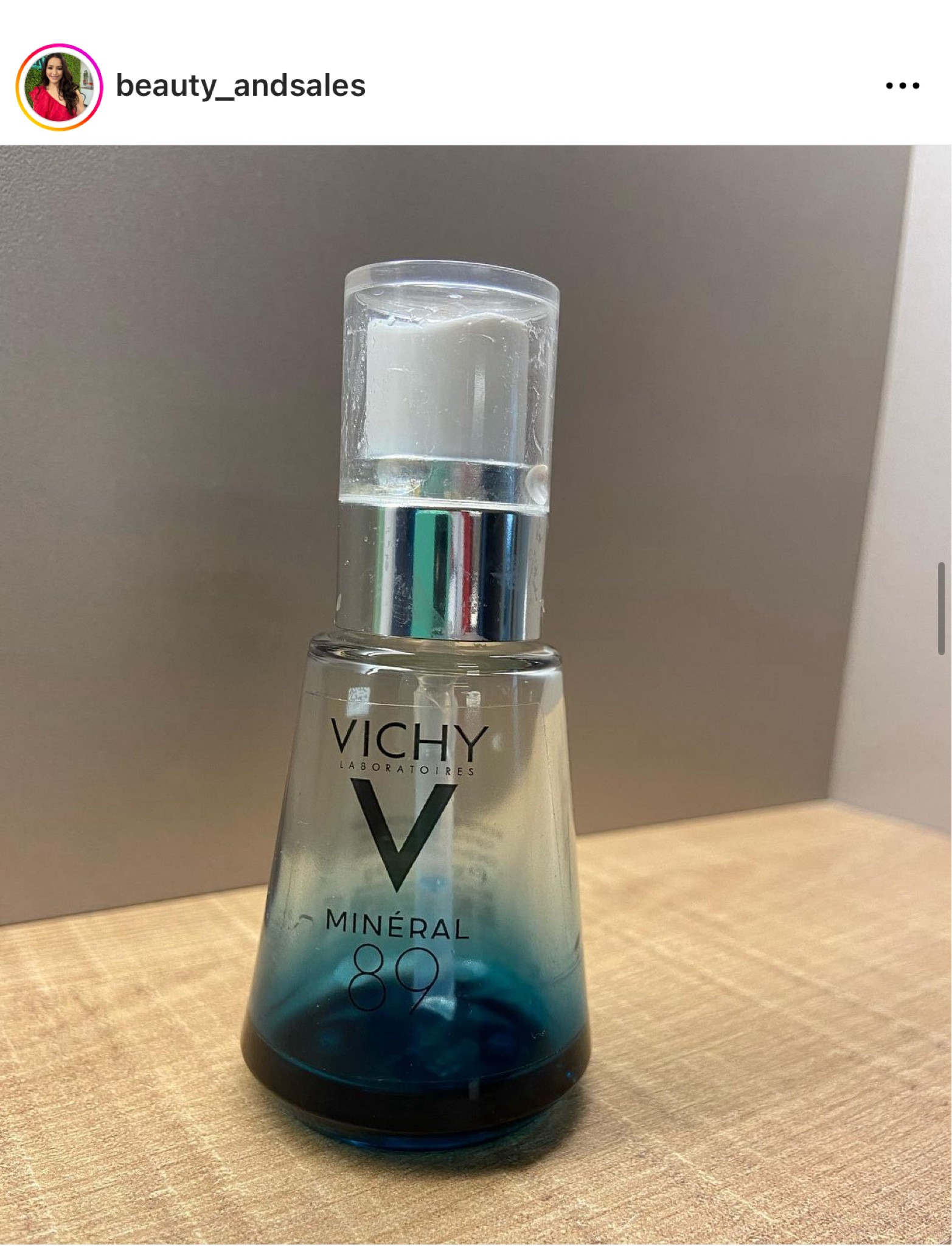 Acabado do dia! 

Vichy Mineral 89
Já falei dele por aqui:  é excelente para hidratar a pele em dias de calor, assim como antes da make. Eu consigo incluir na rotina diária, passando depois da vitamina c e antes do hidratante em creme. Não craquela ou esfarela não minha pele. Tenho usado ele após a VIT C e o Sérum da Loreal. Ainda consigo passar creme hidratante normal e protetor sem esfarelar... Excelente, super recomendo...  

Vou terminar o Jelly da Clinique para começar usar novo da Vichy 💕

#acabadosdomes #vichy #mineral89
