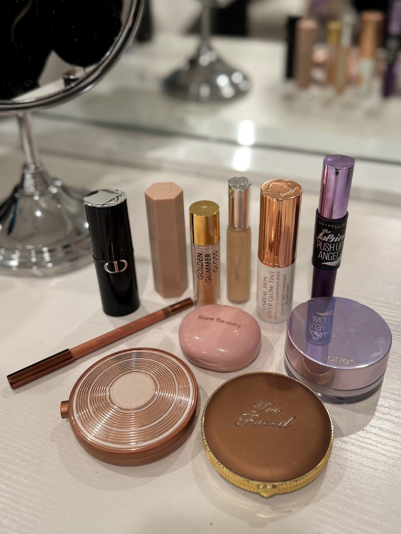 What's currently in my makeup bag💄 
(The Estée Lauder highlighter is exactly the same one. They just changed the packaging)

#LTKU #LTKBeauty #LTKStyleTip