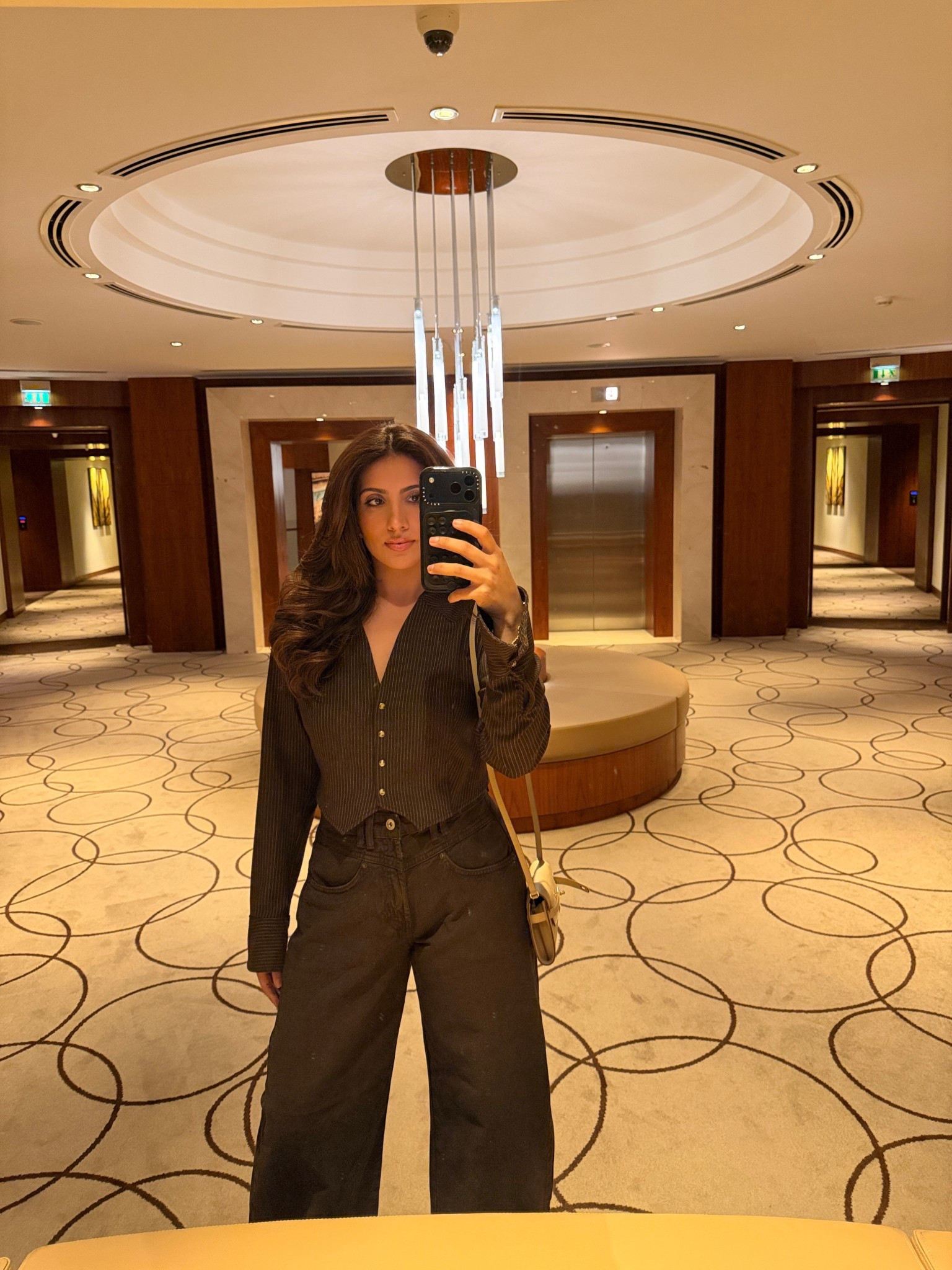 Wearing a L in the top but wish I sized down to a M! Jeans are SO flattering, wearing a size 27/4, size down! 