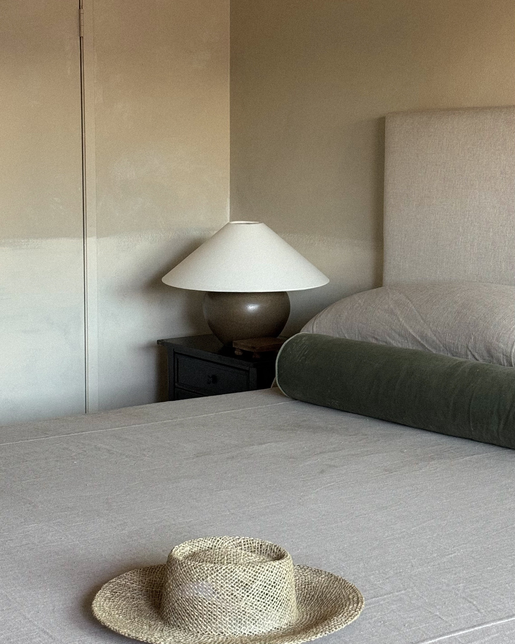 Just designed the bedroom of my dreams! These are some very easy bedroom decor ideas, and how you can create your own bedroom oasis. Here’s everything I used… Also, did I mentioned that the shelves already arrive built?! 🤎🫶🏽 #bedroomdecorideas #bedroommakeover #bedroomaesthetic #bedroominspo #bedroominspiration #bedroomdecor #bedroomfurniture #bedroominteriordesign #bedroomtour

#LTKhome