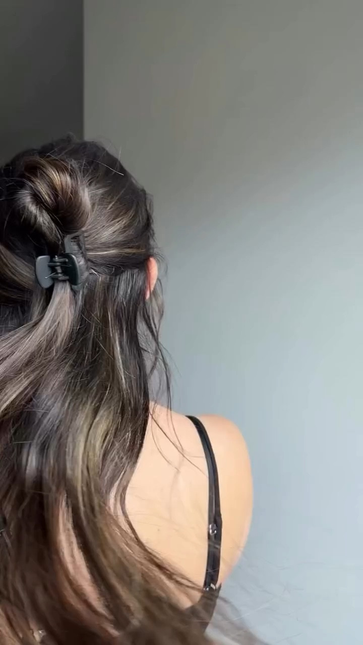 Skin discoloration is my biggest concern - your face is probably the most often looked at so you better do yourself a favor and take care of it! 

@acwell_global brightens the skin and I LOVE flooding with it 
@VAROL
@mixsoon_usa bean essence - so hydrating 
@essenherb_global moisturizer - a fun hydrating texture 
@neutrogena SPF 
@beautyofjoseon_official SPF 🧴 

#skincareroutine #morningskincare #grwmreels #skincarereels #kbeautyskincare