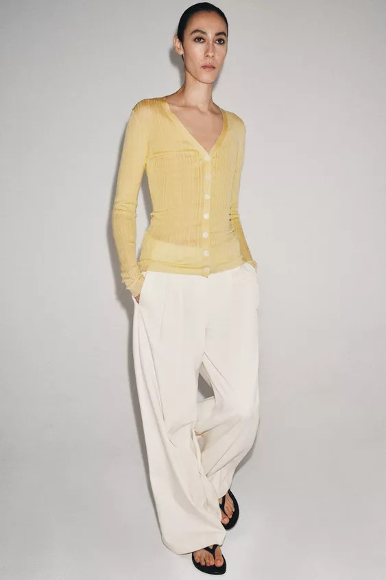 ZARA WOMAN COLLECTIONTrousers made from cotton yarn. Mid-waist with belt loops. Side pockets hidd... | Zara UK