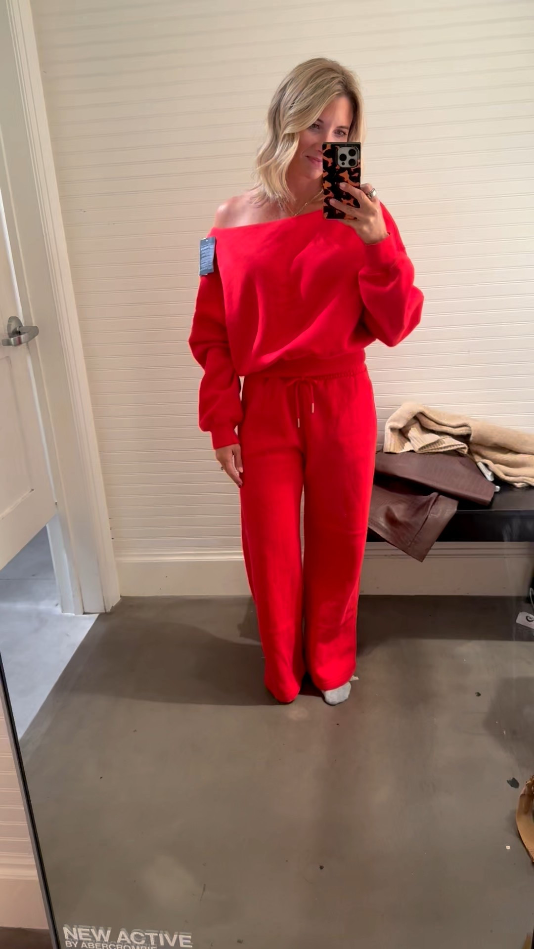 Perfect lounge set to wrap presents in! 

A Wearing a small in top and xsmall in bottoms 

#LTKSeasonal #LTKActive #LTKHoliday