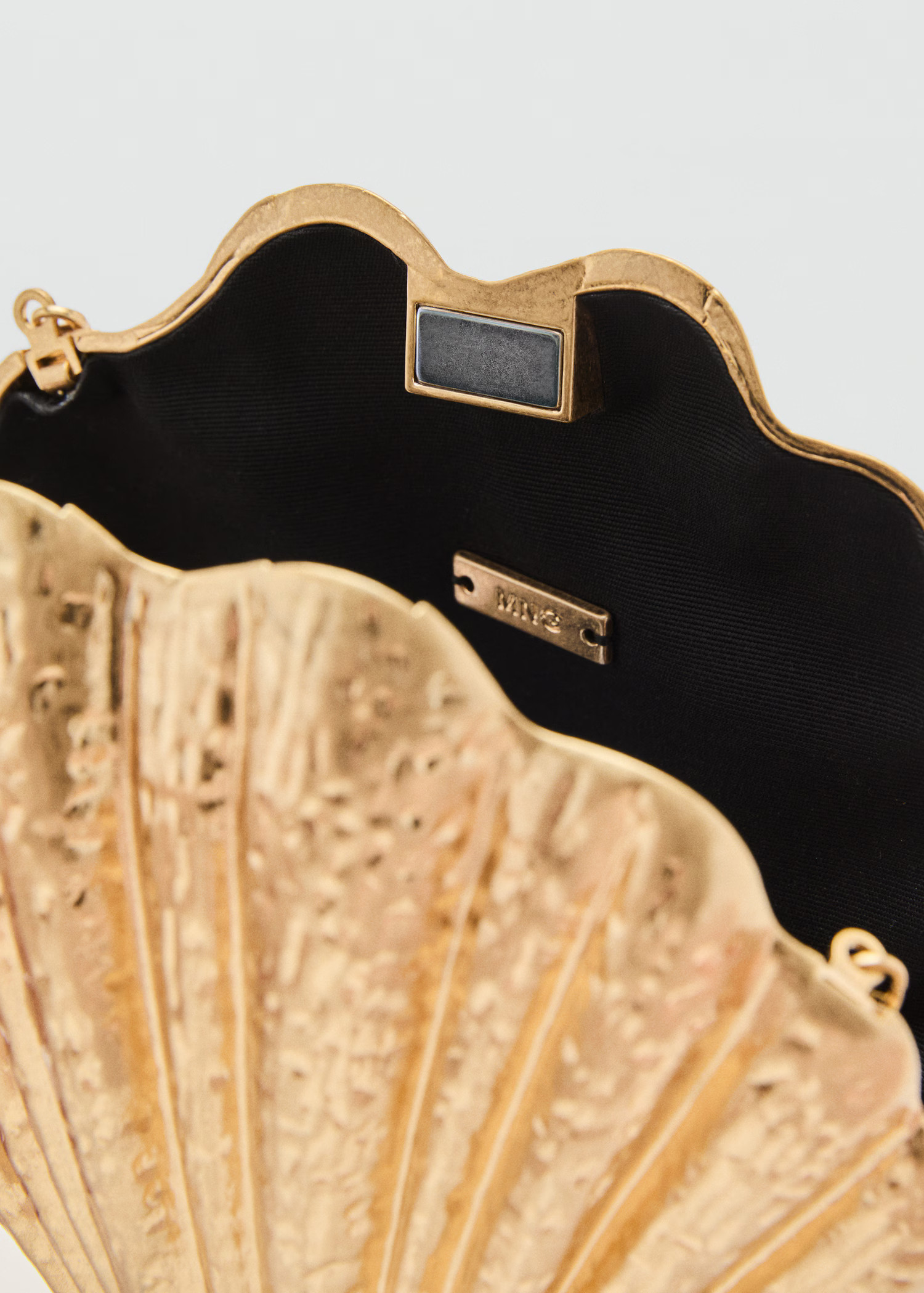 Shell design clutch bag - Women | MANGO United Kingdom | MANGO (UK)