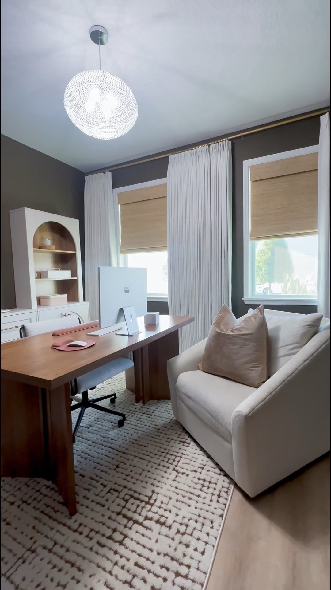 Creating my luxe home office with my favorite home finds 🫶😍



Home office
Productivity
Work from homee
Home finds
Home decor
Modular bookshelves
Styled desk