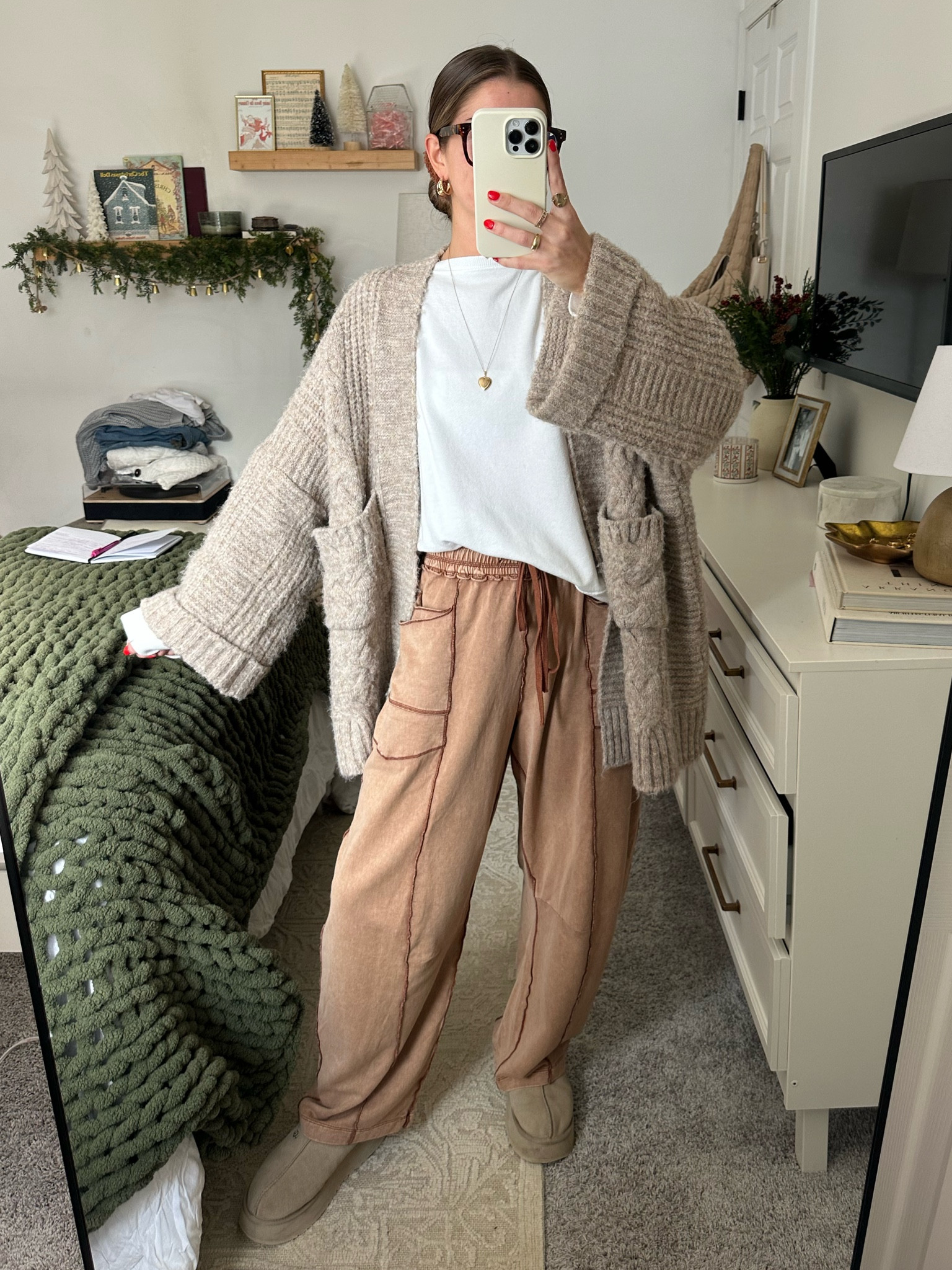 Cardi- XS/S
Sweatshirt - S
Pants- XS
