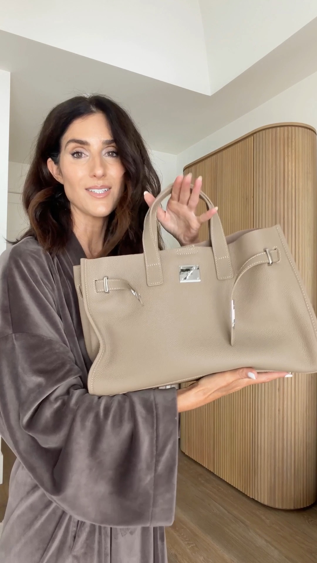 Ok wow! I did not expect to love this bag as much as I do! Definitely looks designer without the price tag. #stylinbyaylin #aylin #handbag #amazon #totebag

#LTKOver40 #LTKmomlife #LTKSeasonal