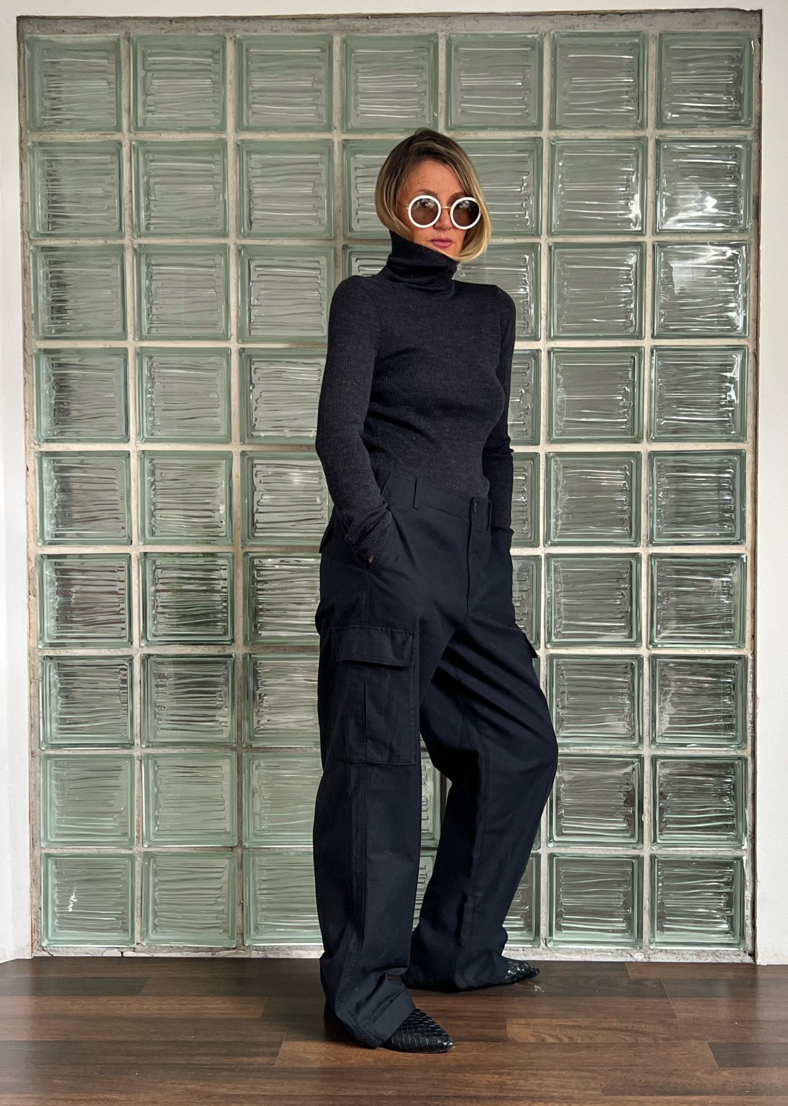 Monochrome in Anthrazit 
mit Rollkragenpullover aus feinster Merinowolle 

Mein Look von @uniqloeurope

#rollkragenpullover  #lifewear #uniqlo #monochrome