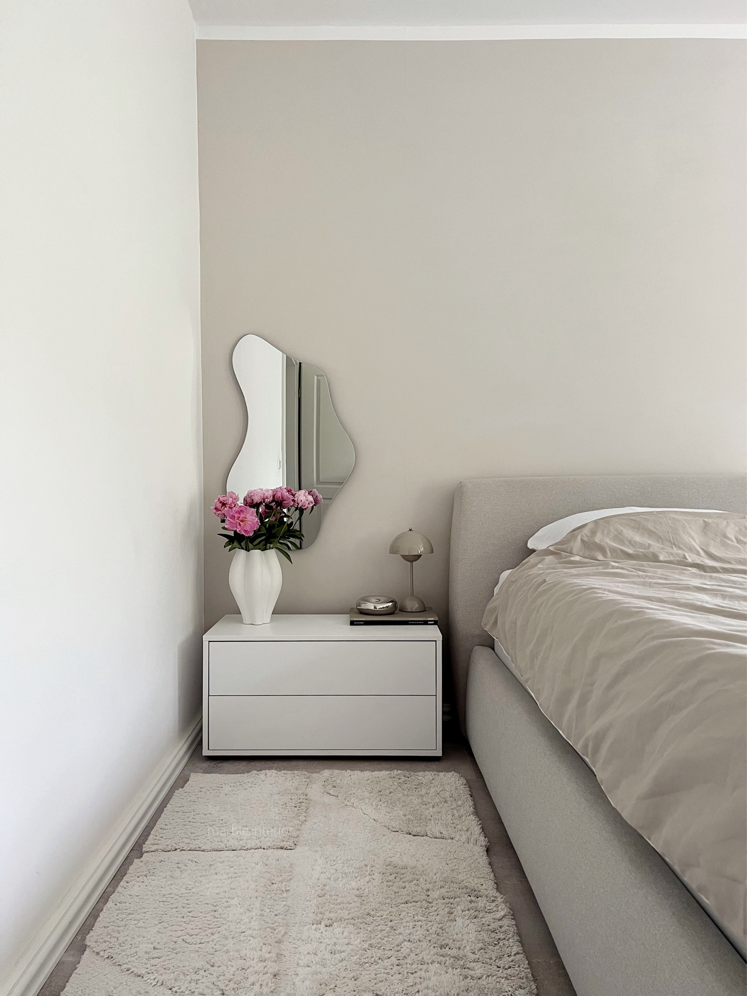 Schlafzimmer Inspiration Interior Inspo Nachttisch bedside table sidetable bedroom Spiegel Bett polsterbett Teppich Tischlampe 

#LTKdeutschland #LTKeurope #LTKhome