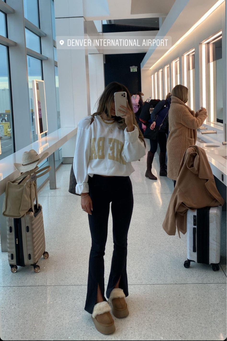 Medium in sweatshirt xs in split flares 