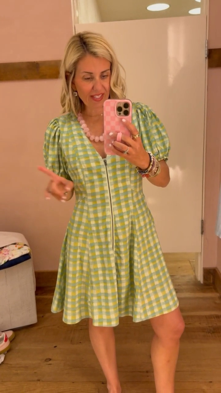 Now this is soooo cute! Love the print, puff sleeves & zipper detail. I’m in a small but may get xs for a more fitted look.

*Use my code Catherine20 on A+B
*Use my code Mixandmatchmadness on Loopy


 

#LTKmomlife #LTKSaleAlert #LTKOver40