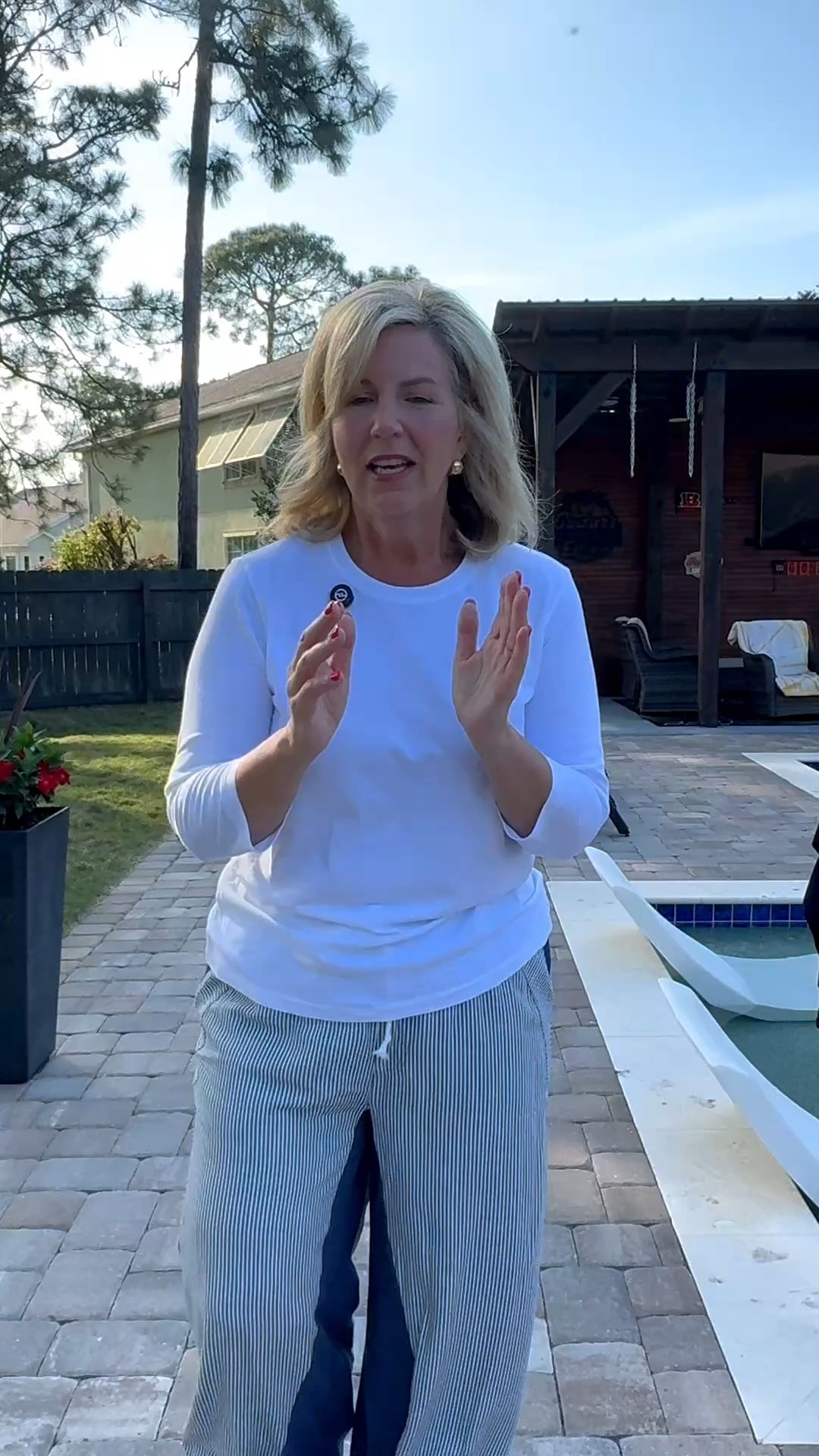 Large tshirt
Pants size large
Flip flops rots