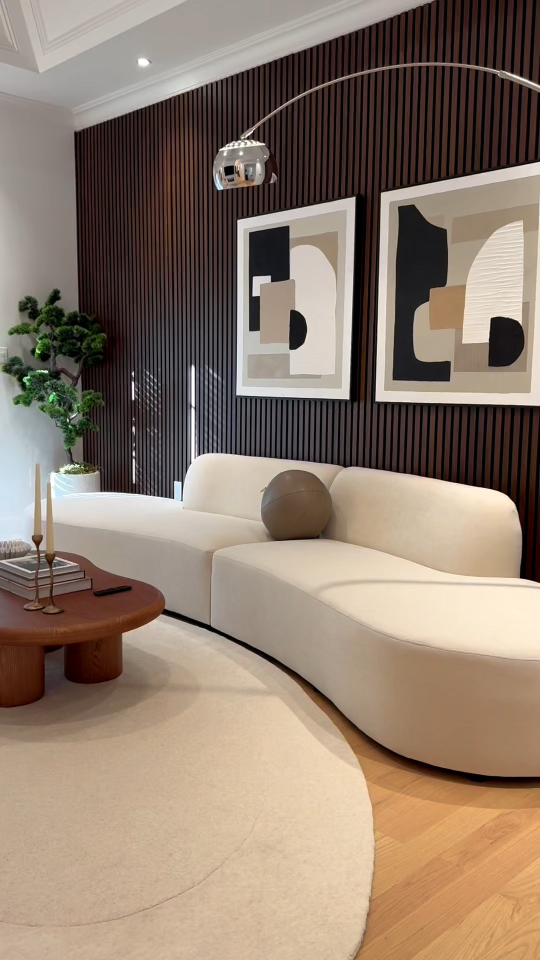 Nothing says fall like cozy textures and warm tones 🍁 The ivory rug adds softness, the wood console brings that rustic autumn charm, and the black chandelier sets the perfect moody vibe for the season. Loving these Wayfair finds for creating a chic, cozy fall retreat!
@wayfair  @shop.ltk #liketkit #Wayfair #ad

#LTKHome