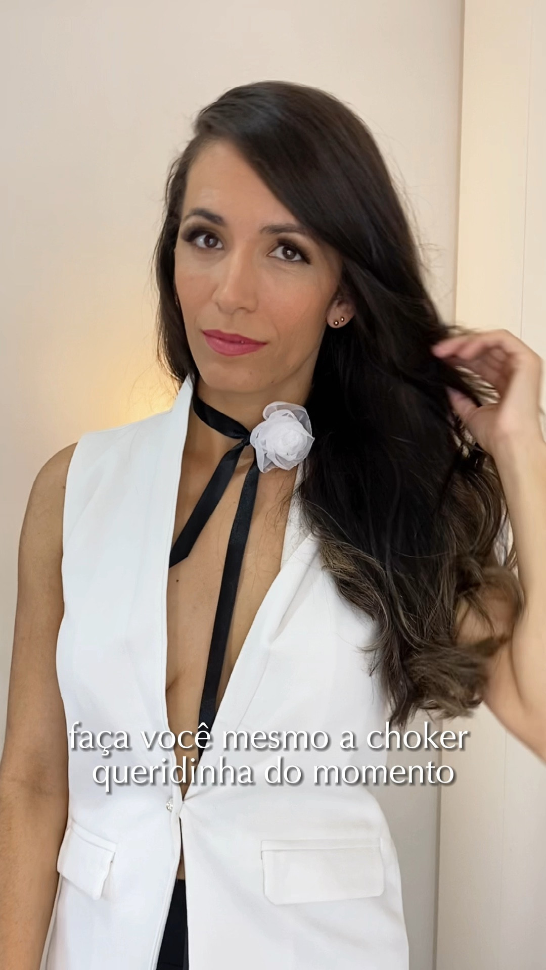Colete de alfaiataria branco casou perfeitamente com a choker flor feita à mão. 

O link do colete está nesse post! 

#LTKbrasil #LTKbeauty