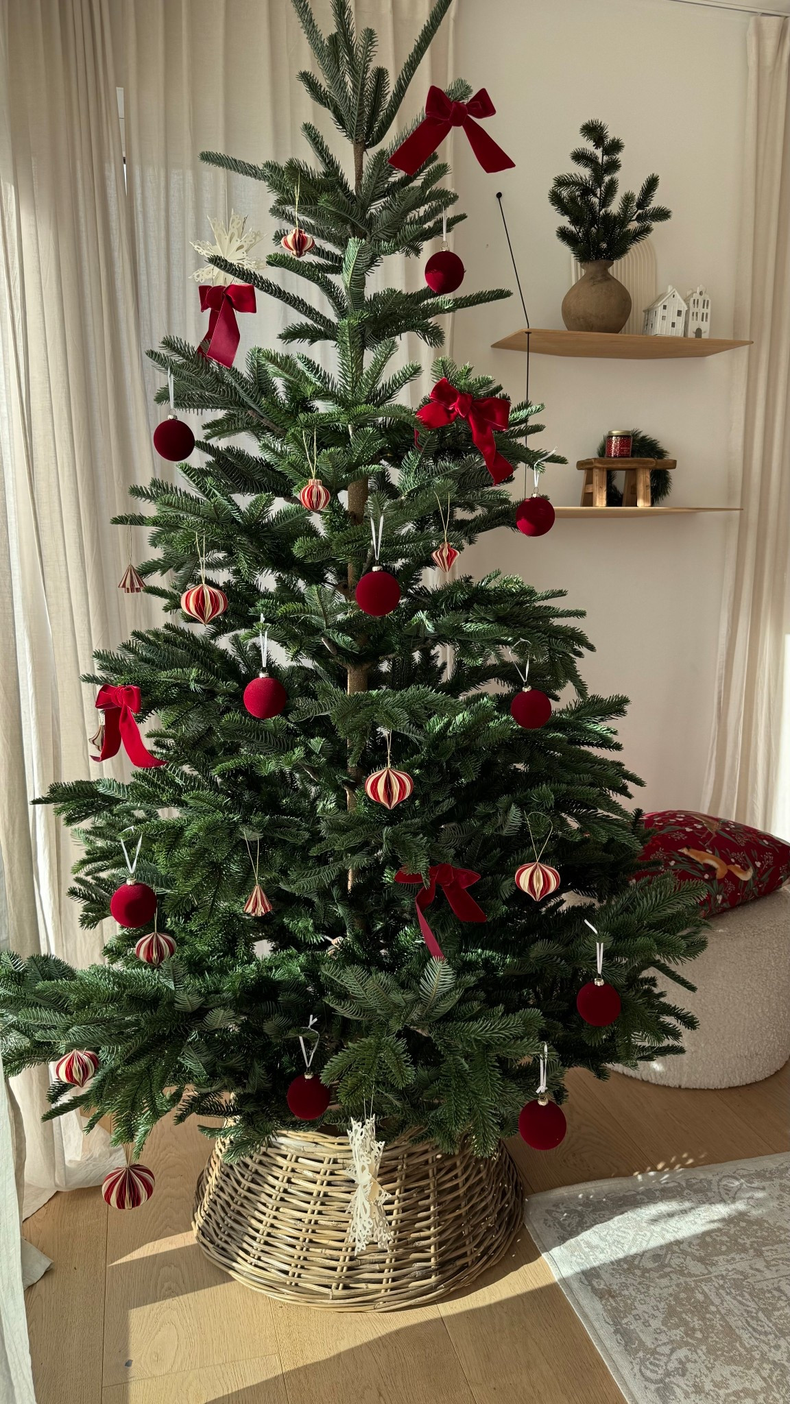 Unser Weihnachtsbaum steht! 🙌🏻 Er ist zwar noch nicht ganz fertig und ich hab noch soooo viel Deko zum aufhängen, aber ich verlinke euch schon mal alles was ihr hier seht 🥰✨

#LTKwinter #LTKdeutschland #LTKfestive