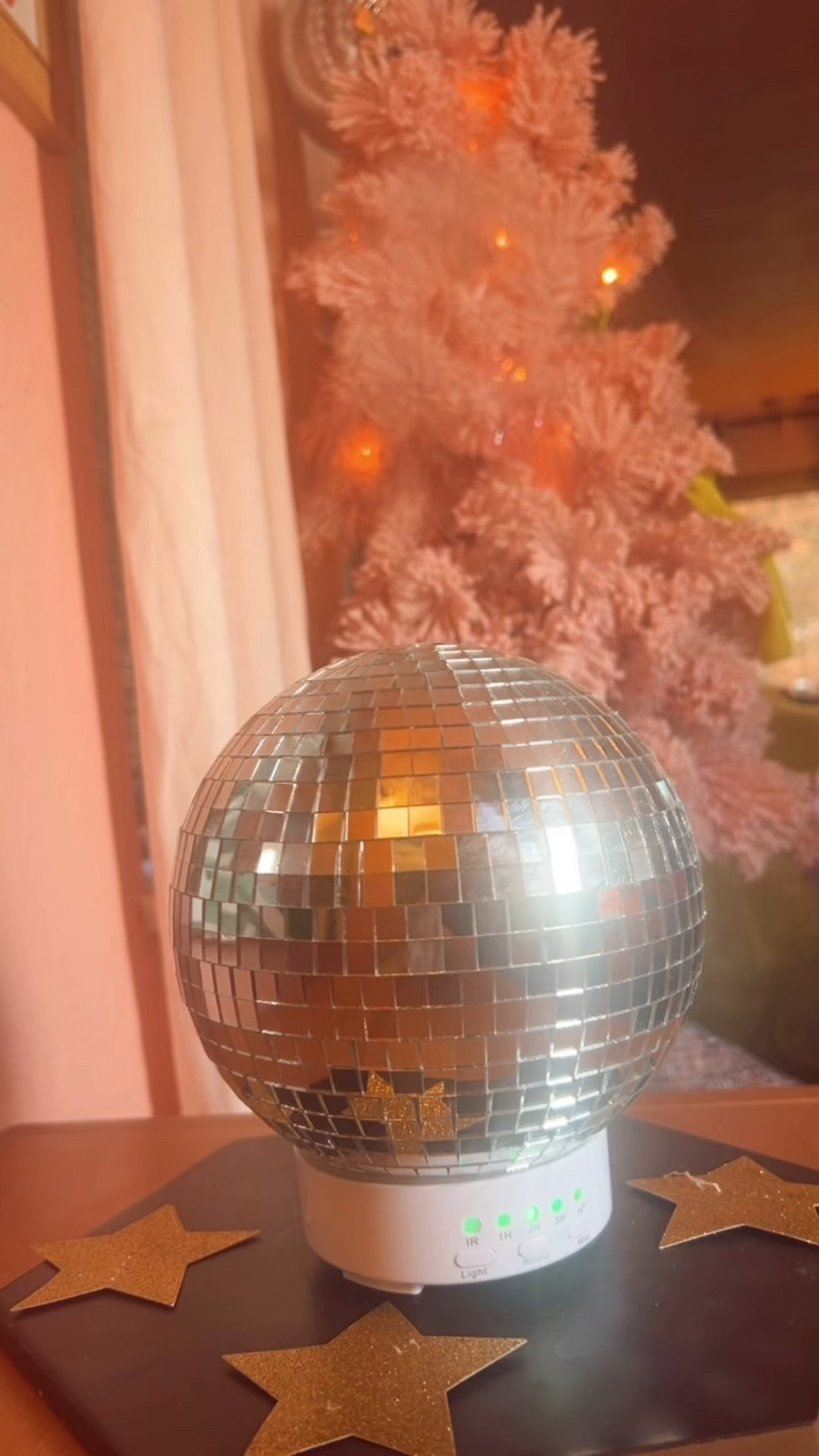 Setting that Holiday Vibe. Have a Holly Dolly Xmas! 

#LTKHoliday