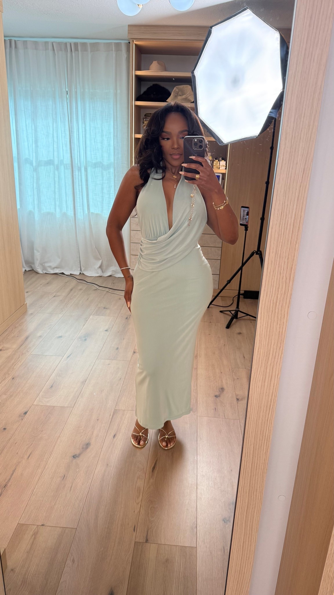 Scroll to shop this clean everyday look 🤍

A classic fitted tee paired with denim is one of those effortless combos you can style endlessly—layer it up, dress it up, or keep it casual, making it a staple where the cost per wear keeps dropping.

Perfect for errands, casual days, travel, or everyday wear.

📏 Measurements: 5’4”, 140 lbs, 34D bust, 27” waist, 40” hips

Follow me on Instagram and YouTube @kirasfashionfinds @Dynamite Clothing 