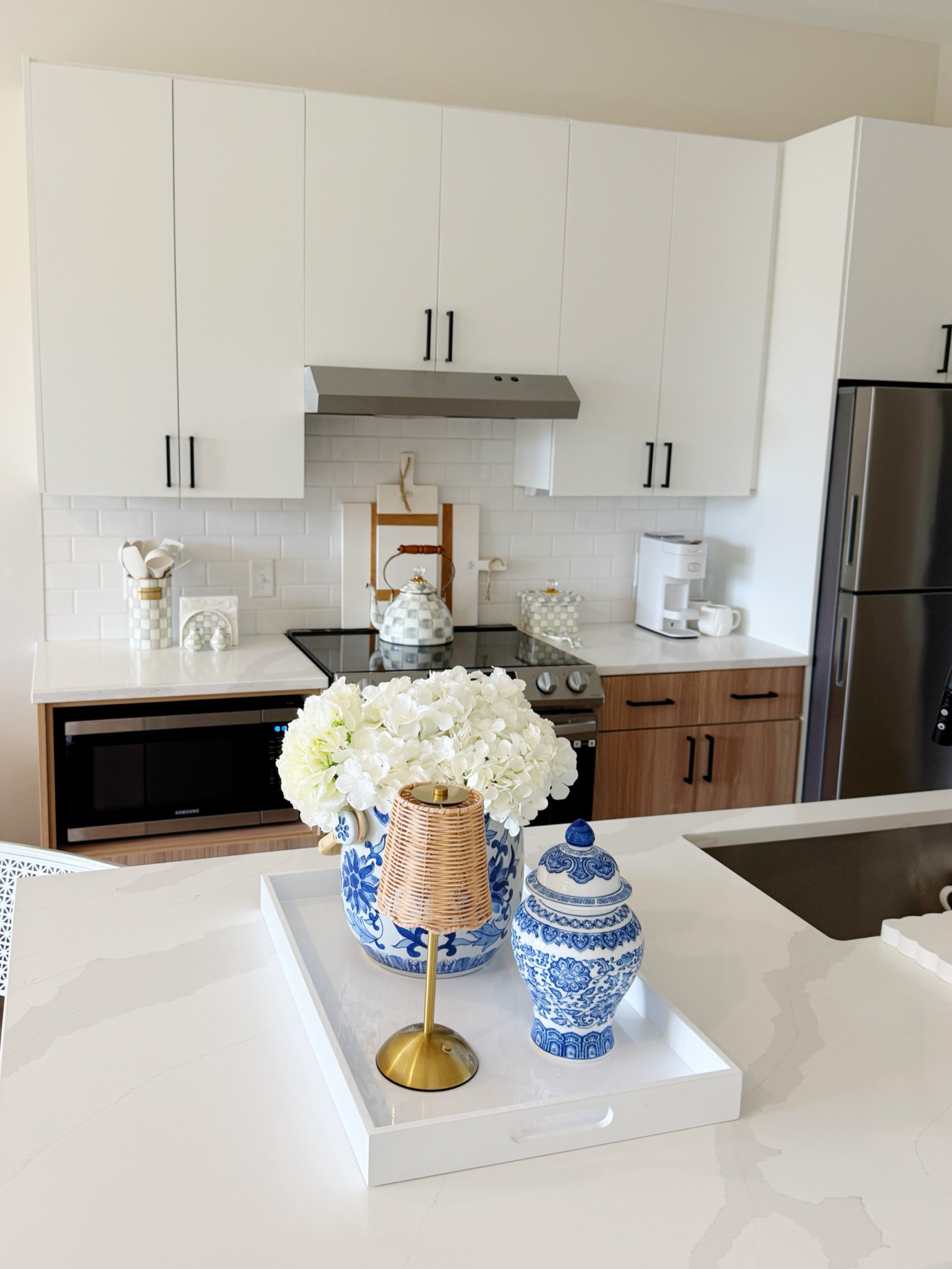 Did a little island refresh and loving my new pieces and pops of blue!🌊