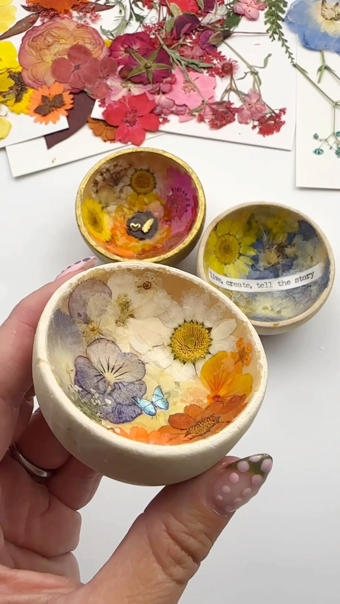 Mini pressed flower bowls. Full tutorial at https://colormadehappy.com/diy-pressed-flower-bowls/