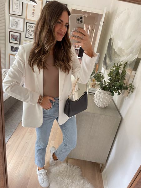 Loving this cute & casual look! Light blazers are perfect for the spring/summer time. I’m wearing a size 25R in the jeans and my sneakers run TTS. // Abercrombie outfit, AF outfits, Abercrombie, Abercrombie jeans