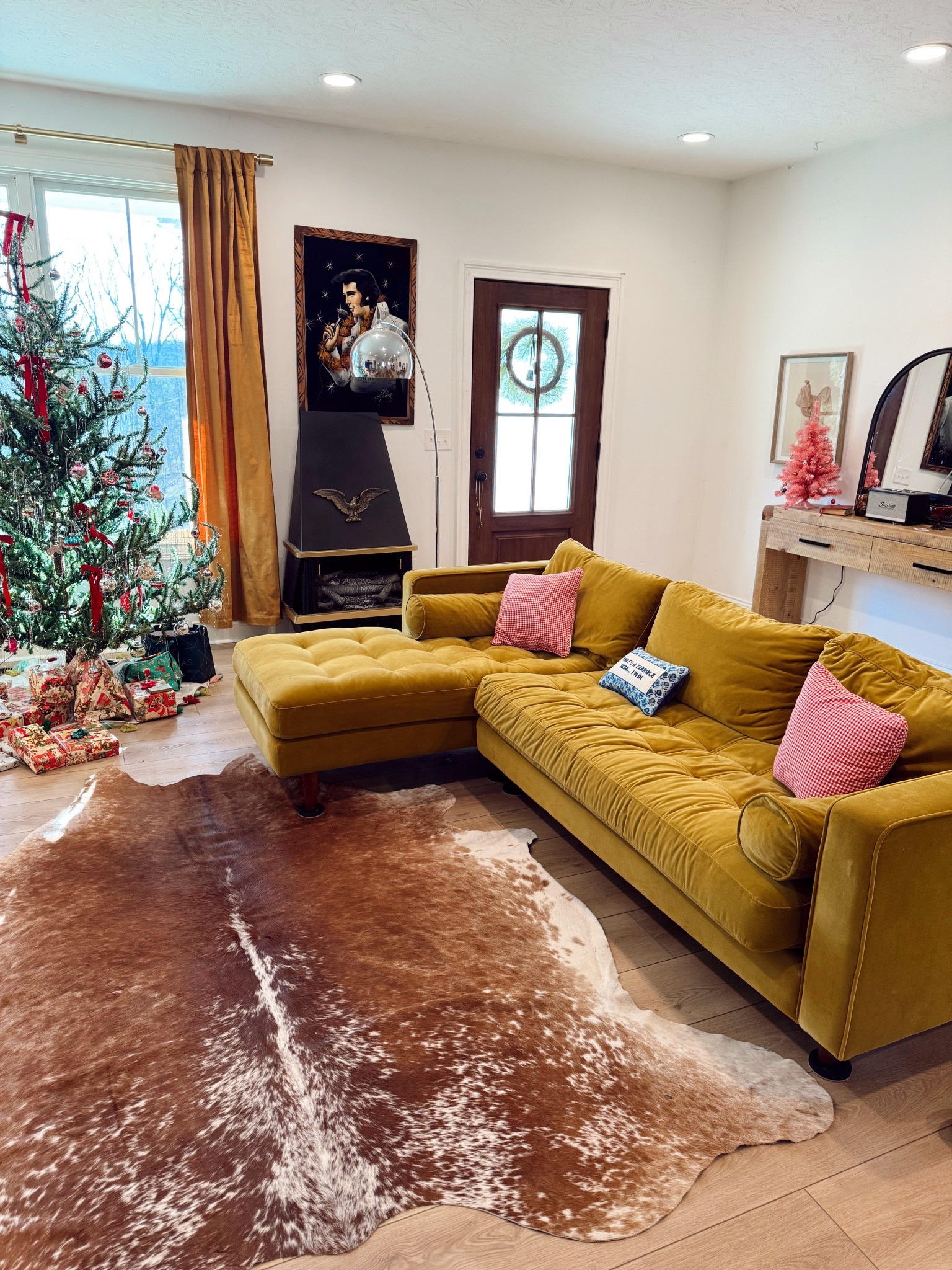 The coziest couch with that retro feel! @article