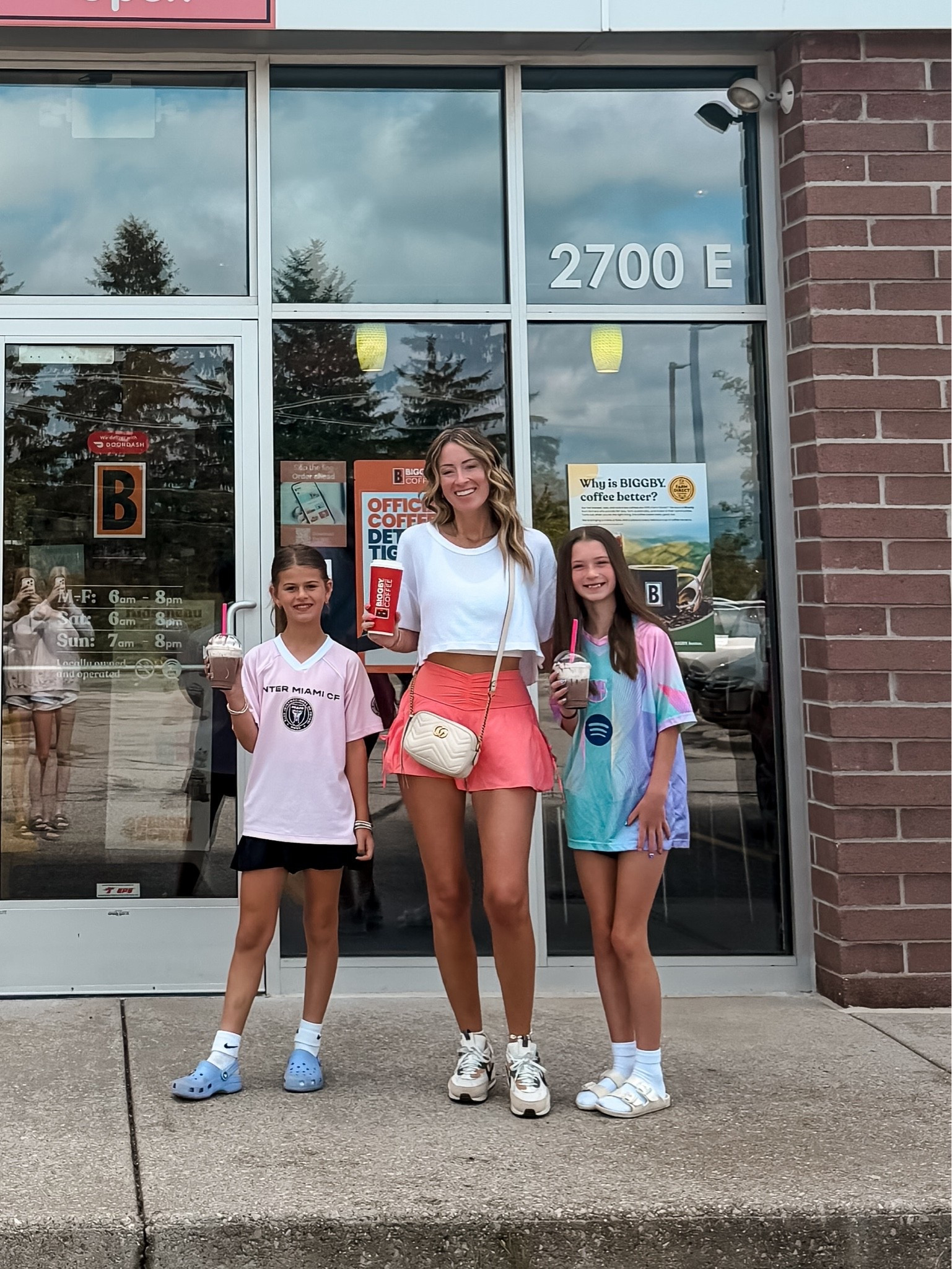 Mom life outfit ideas for summer and running errands with kids