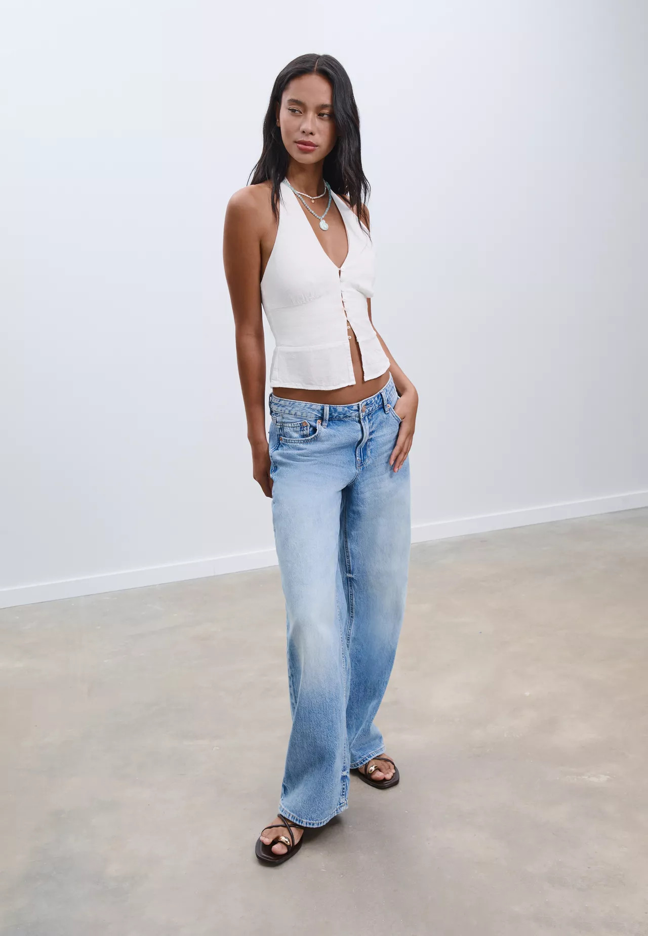 Neckholder-Top mit Knöpfen und Leinen | Stradivarius DE