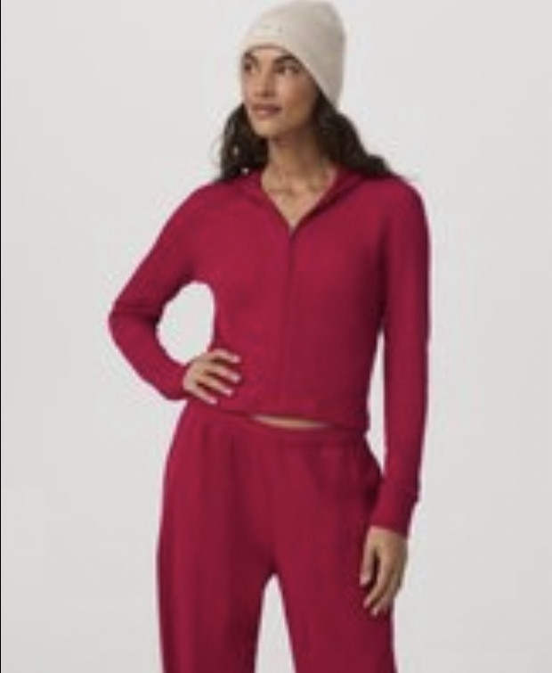 Spotlighting Vuori today on LTK because this holiday red set is everything. ❤️
The full-zip hoodie + classic sweatpant combo is my go-to for cozy mornings, workouts, and all the errands in between.
Soft, flattering, and the perfect pop of festive color for the season. 🎄
Linking it all for you on my LTK!

#LTKHoliday #LTKGiftGuide #LTKActive