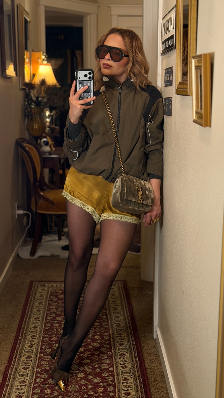Porque no he visto windbreakers en @coachella que triste. 

Un pequeño mood YSL para el día.
Una windbreaker deportiva con shorts de encaje. El contraste es lo que hace interesante un look.

Tip de stylist: cuando una prenda es muy femenina, como el encaje, equilibrarla con algo deportivo o estructurado eleva el outfit inmediatamente.

A little YSL mood for the day.
A sporty windbreaker with lace shorts — contrast is what makes a look interesting.

Stylist tip: when a piece feels very feminine like lace, balance it with something sporty or structured. That tension is what elevates the outfit.

#YSLinspired #StylistTip #WindbreakerStyle #Bieberchella