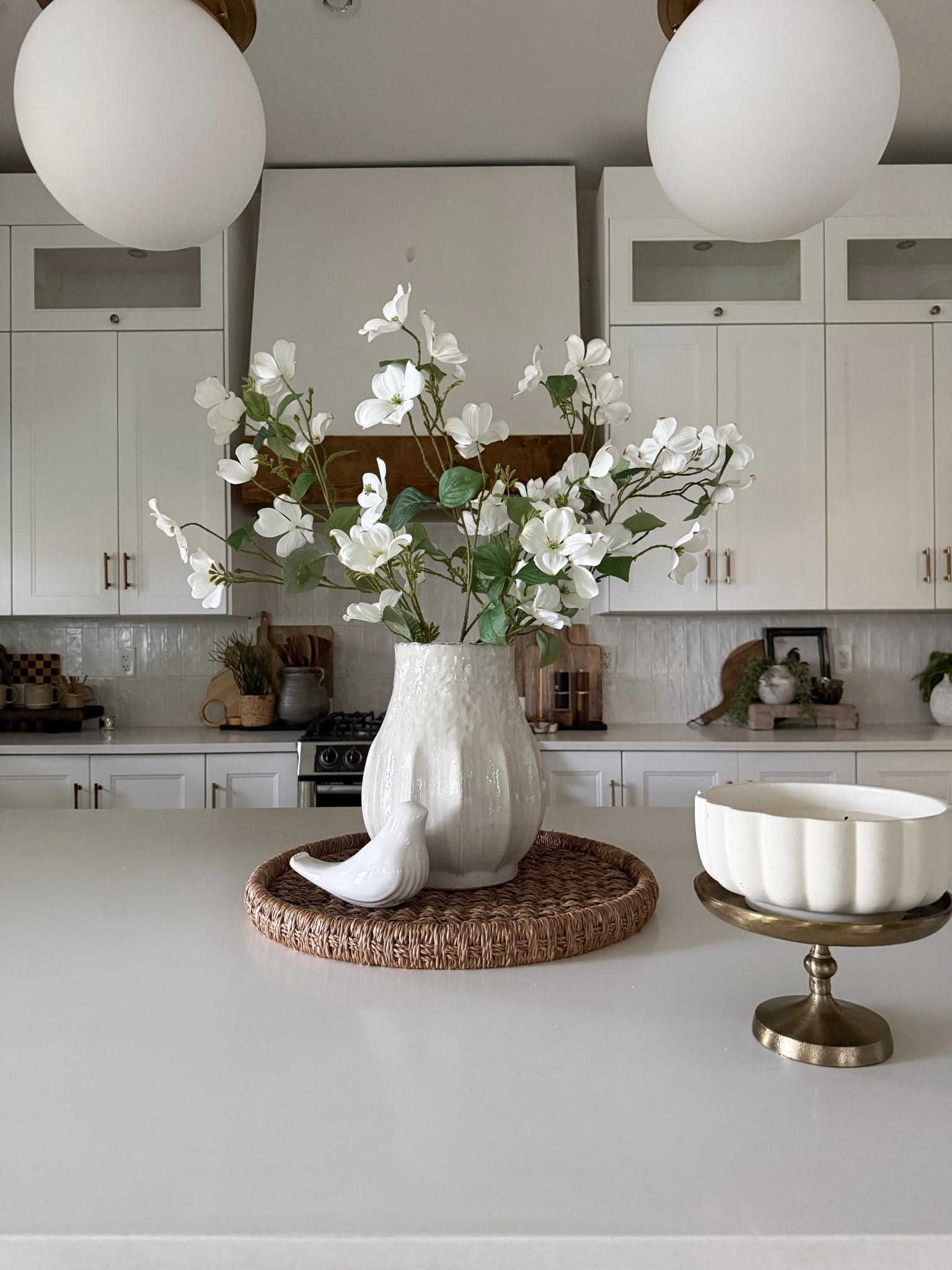 Kitchen island…simply Spring🤍
Love this look🤍🤍
Light and bright kitchen 