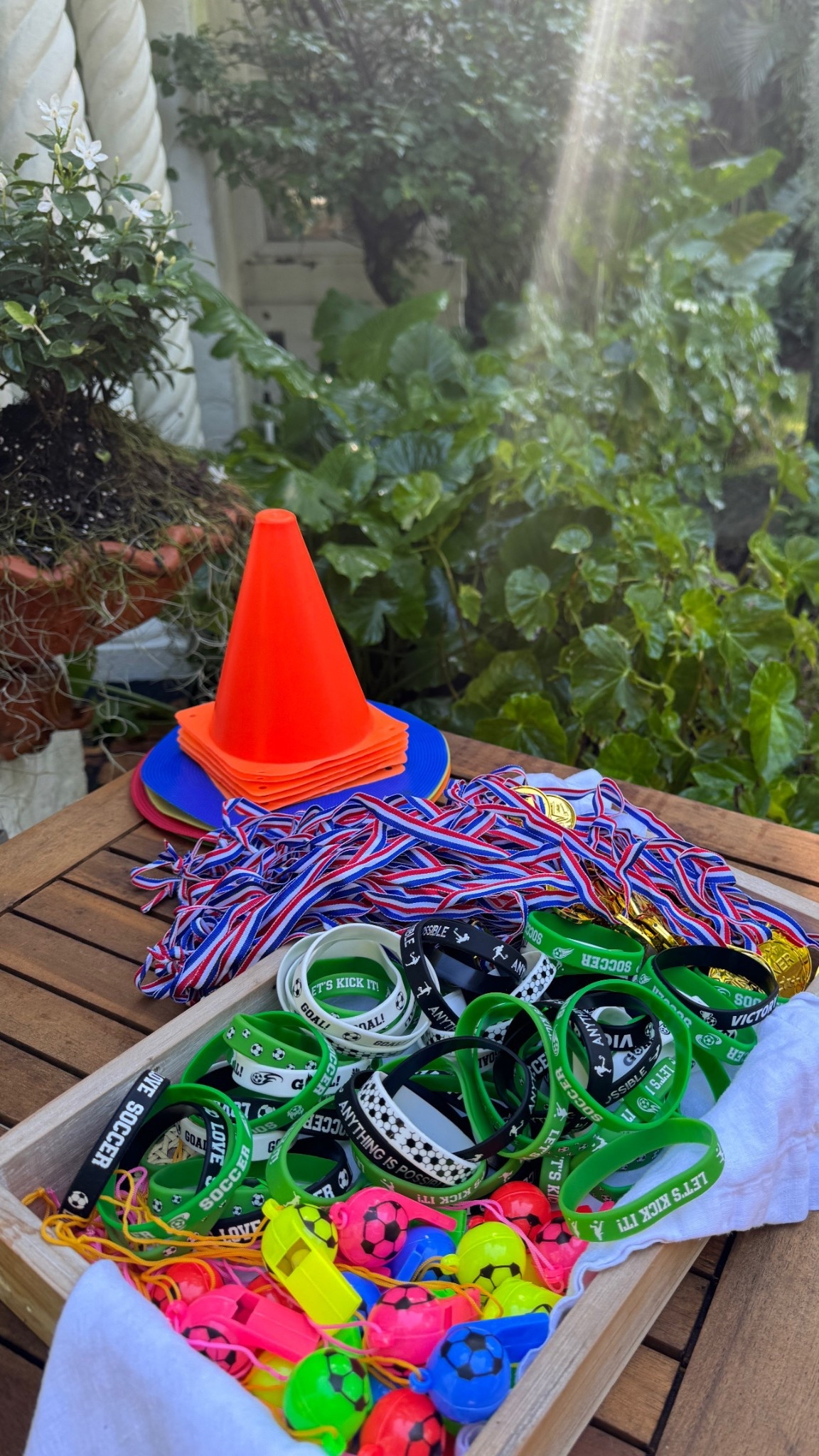 Soccer themed birthday party 

We had a soccer coach come to teach a class, we did face painting, piñata, and had a soccer jewelry/dress up station. They styled 4-6 brackets on each arm. 



#LTKFamily #LTKStyleTip #LTKKids