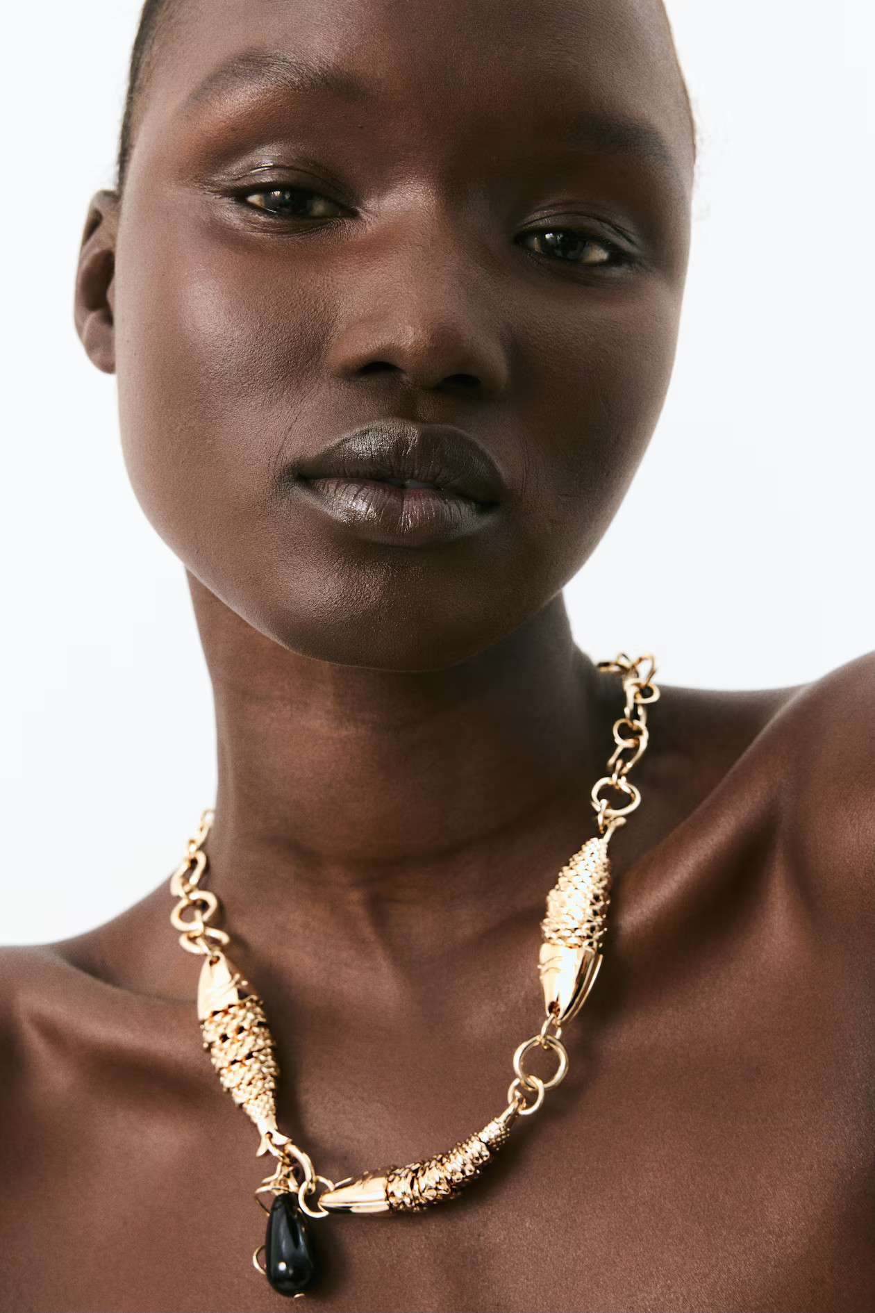 Fish-detail pendant necklace - Gold-coloured/Black - Ladies | H&M GB | H&M (UK, MY, IN, SG, PH, TW, HK)