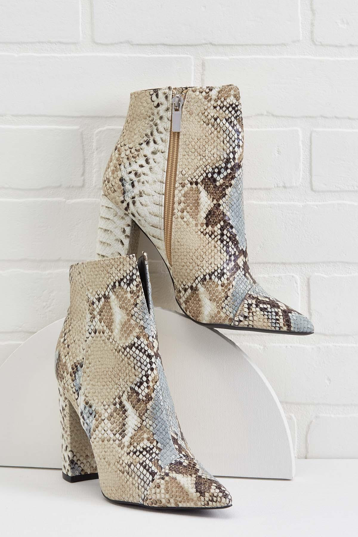 my first hiss booties | Versona