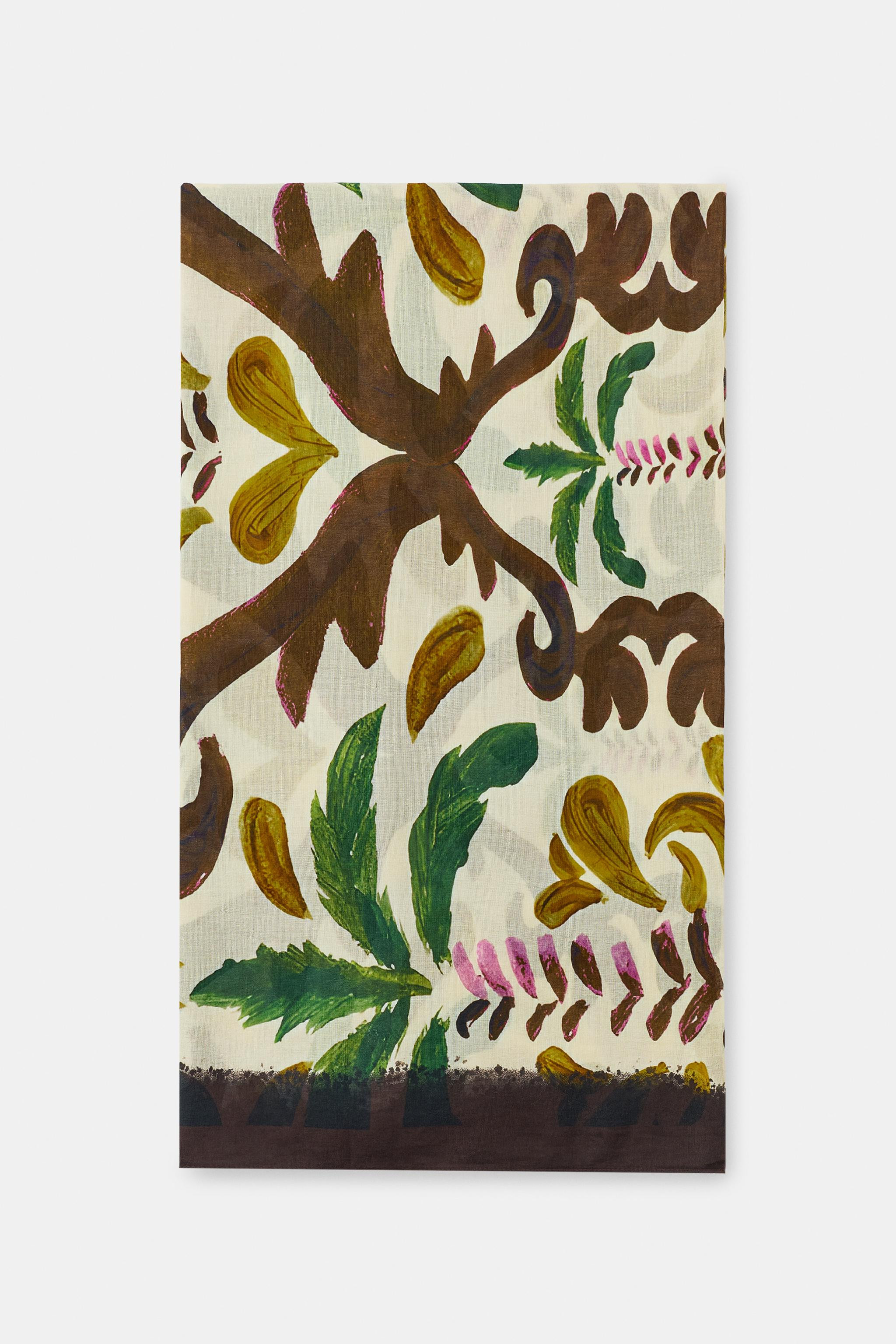 Printed scarf with main fabric made from 100% cotton yarn. Features contrasting line trim.DIMENSI... | Zara US
