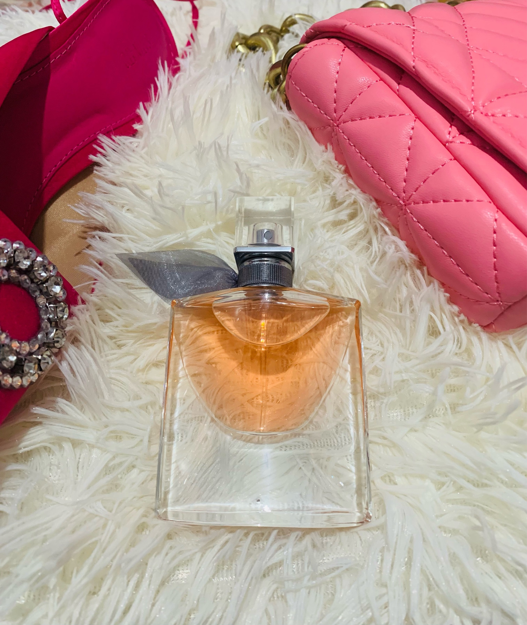 
 O La Vie Est Belle é um dos meus queridinhos 💓 com uma fragrância floral frutal. Ousado e inovador, ele tem notas de jasmim, flor de laranjeira e pêra. 

 A vantagem de adquirir o de 30 ml é que dá para transportar facilmente na bolsa e até levar em viagens 😉 Fica a dica! 

#garimpodakelly #lavieestbelle #lancome #perfumes #perfumesimportados 

#LTKeurope #LTKbeauty #LTKbrasil