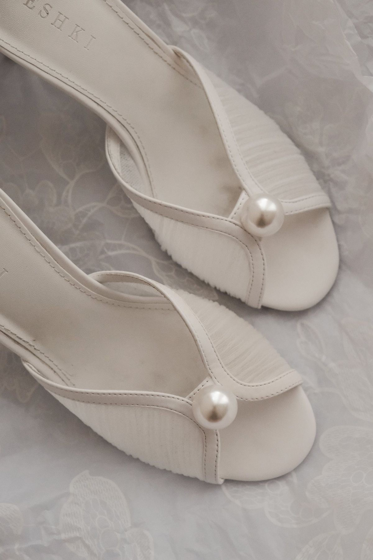The perfect bridal shoe does exist ✨
Classic, comfortable, and timeless, these pearl-detailed heels are made for walking down the aisle and dancing all night. Saving these for brides, showers, or any moment that calls for something extra special 🤍

@shop.ltk #liketkit #LTKbridal #LTKwedding #LTKshoecrush #bridalstyle #weddingdetails

#LTKFindsUnder100 #LTKWedding #LTKU
