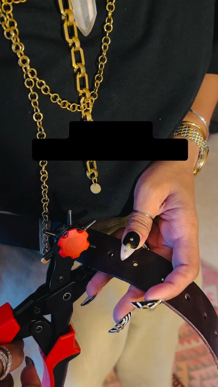 Still one of my fav @amazon buys! Who else’s has one?
•
•
Amazon find, belt hole puncher, belt fixer, style find