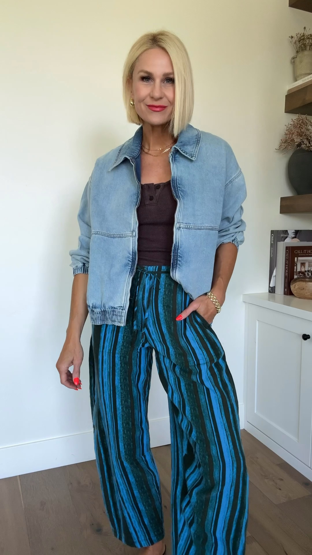 Loving all things striped + linen. Cutest button front tank— fits tts
These pants are selling FAST. Wearing us4 (0-2), but could also size up!
Tank fits tts