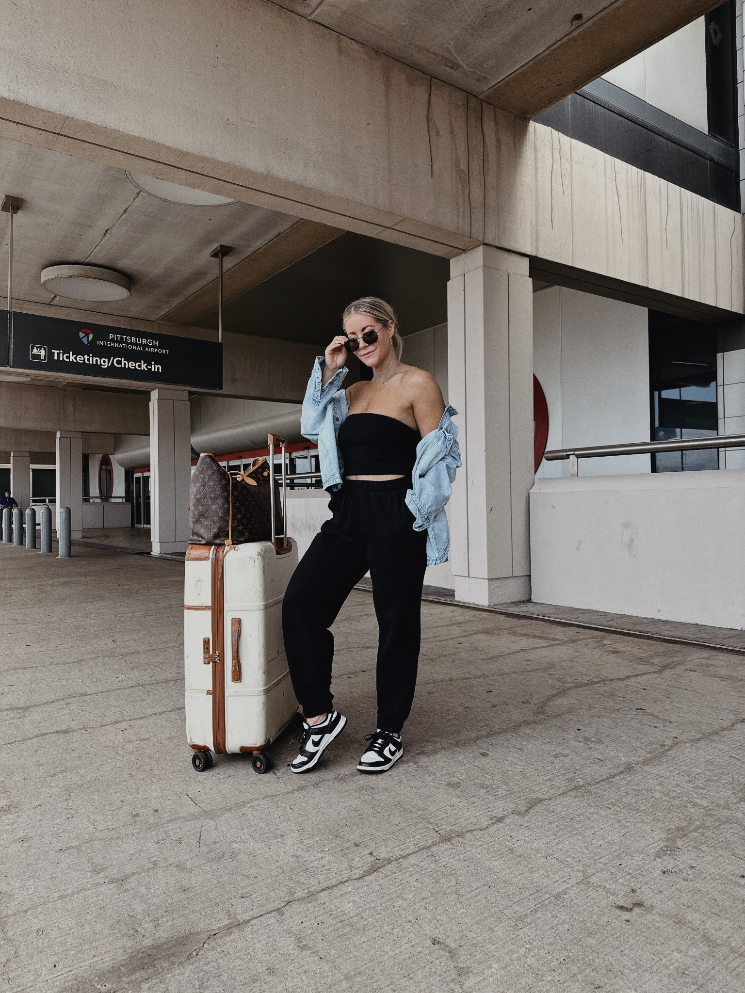 Airport style - Athleisure, travel look, outfit idea 

#LTKTravel #LTKFindsUnder50 #LTKFindsUnder100
