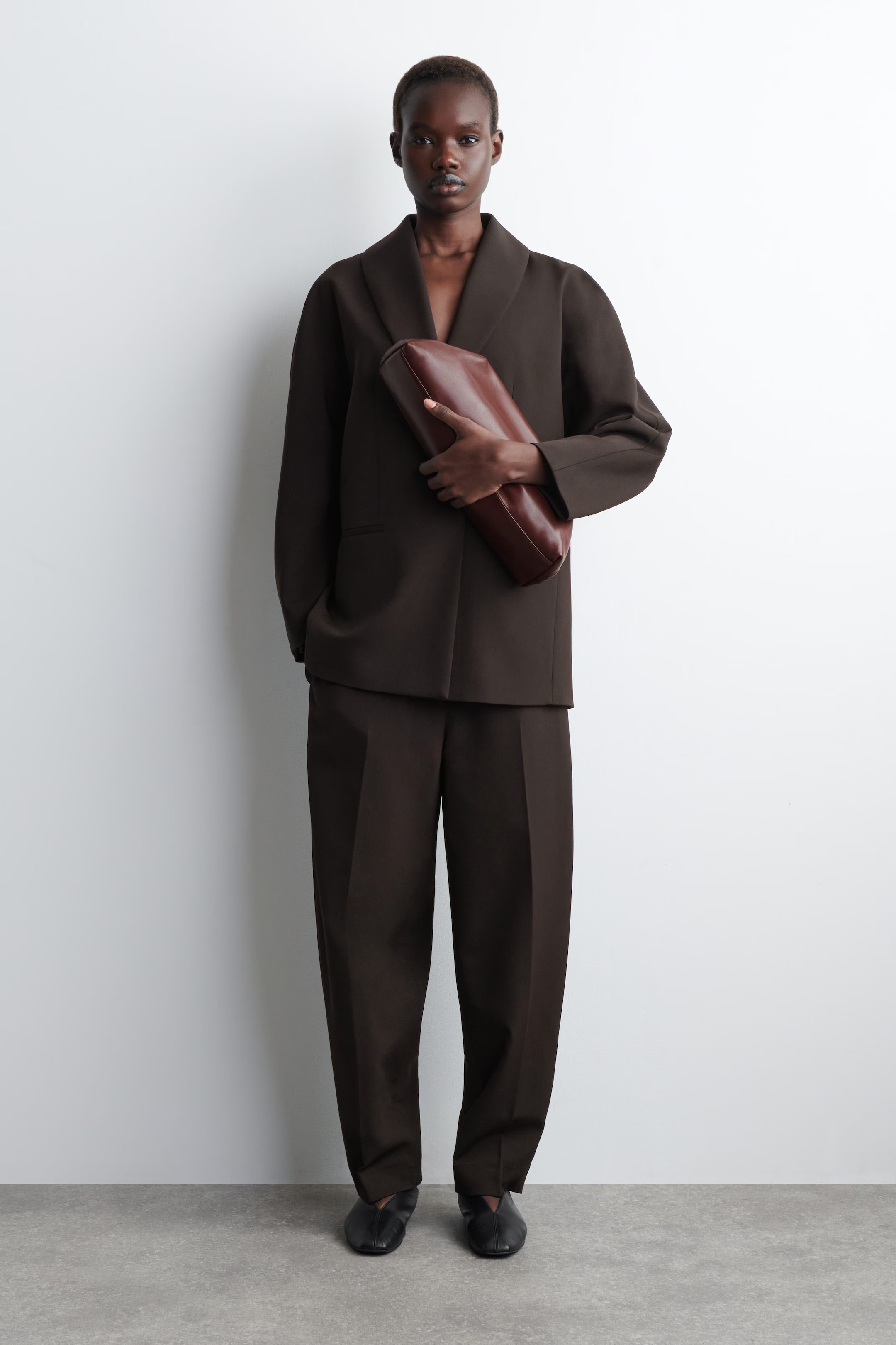 INGOT CLUTCH BAG - LEATHER - BORDEAUX | COS GB | COS UK