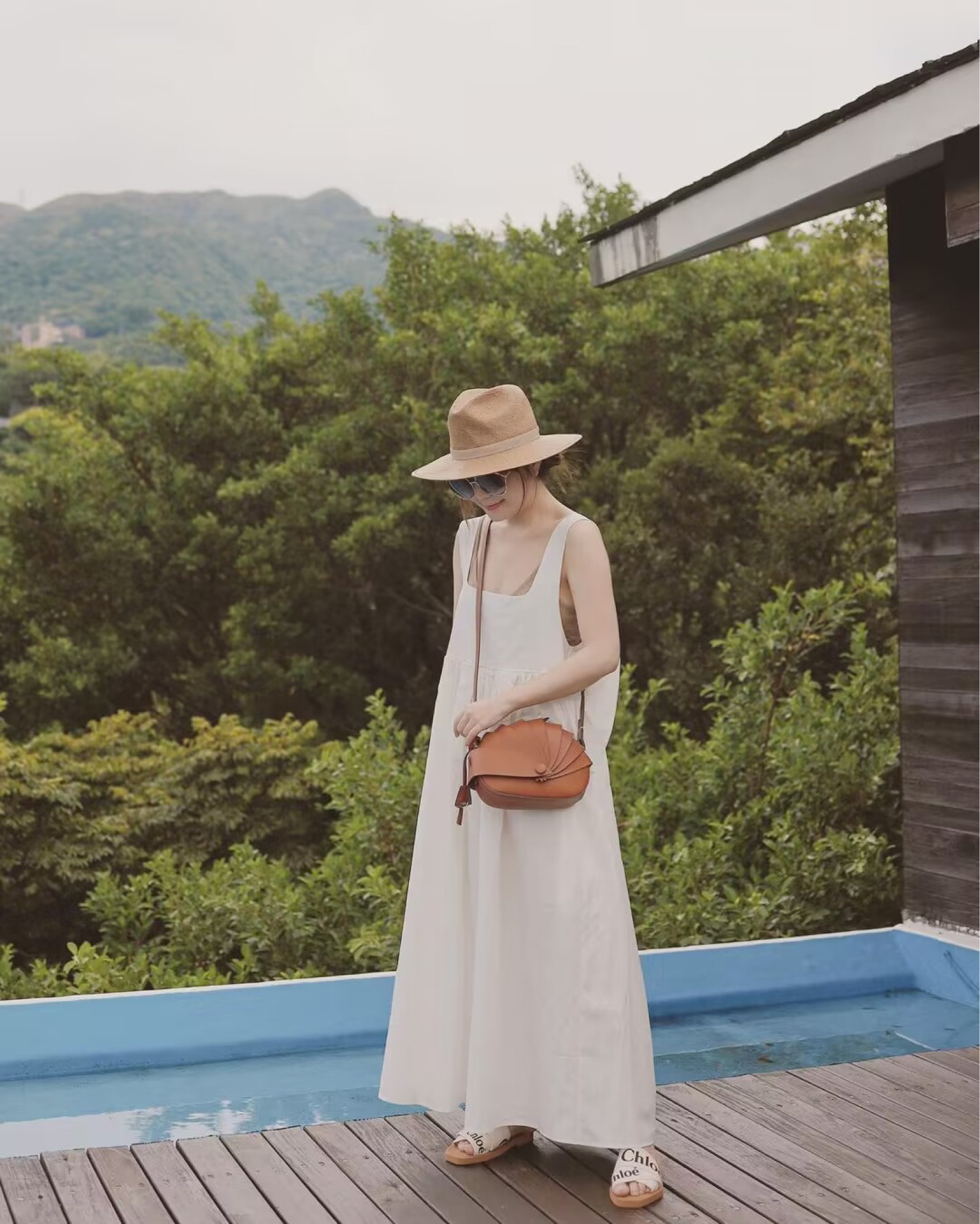 答應我，一定要看第三和第四張，好嗎？某人在臥榻悠閒的滑手機，然後看我勞碌命覺得有趣，跑來拍我在幹嘛，結果完全入鏡…

最後一張就是他拍的我🙄🙄。

好啦，部落客的日常就是這麼樸實無華又無奈😮‍💨😮‍💨。
#LTKtaiwan #LTKasia

#LTKfit #LTKstyletip