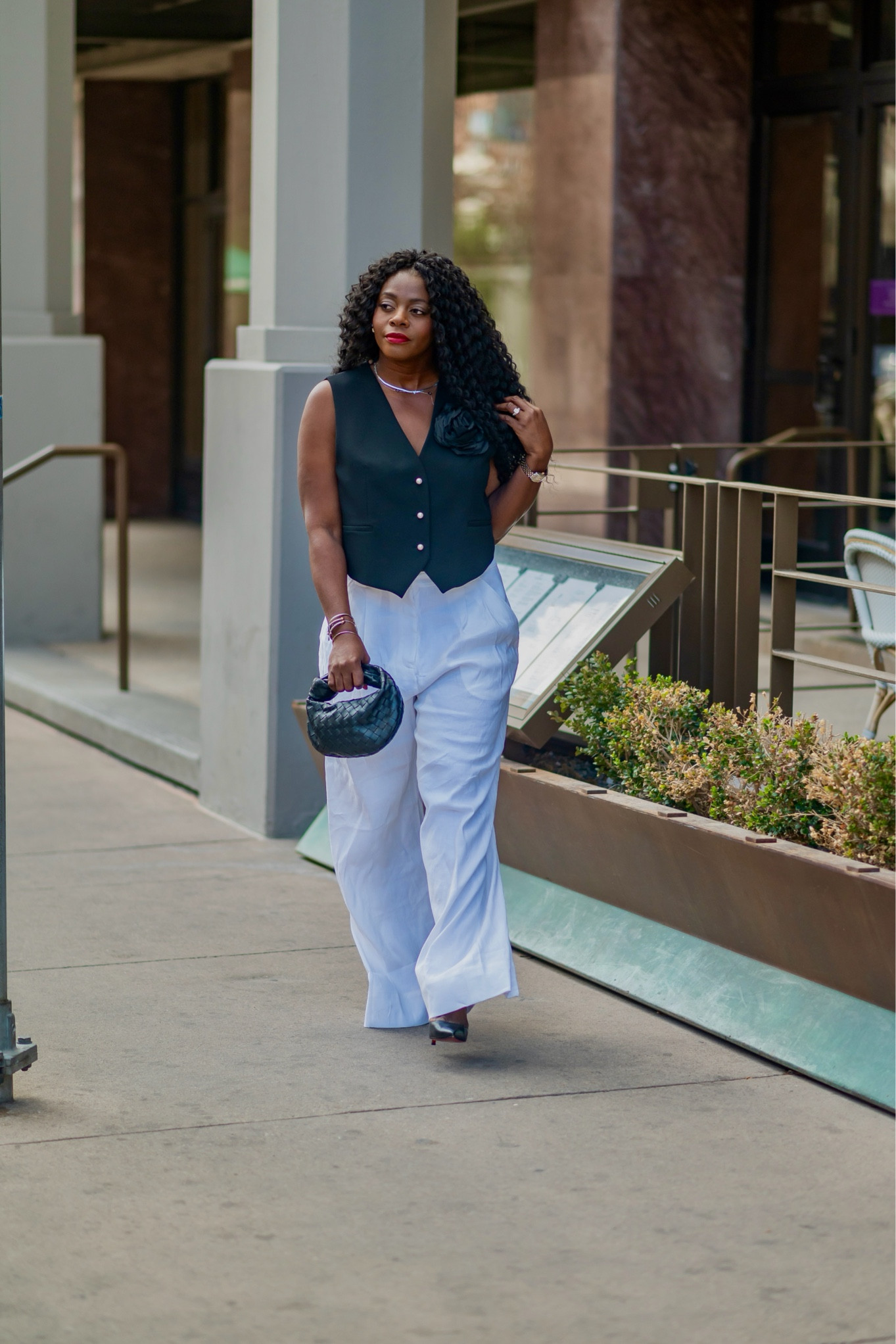 Styling some closet staples which can be styled in many different ways! Also, another bag which will be in an upcoming collective luxury haul on YT.

Outfit details and always lots of YT content all via bio link!!