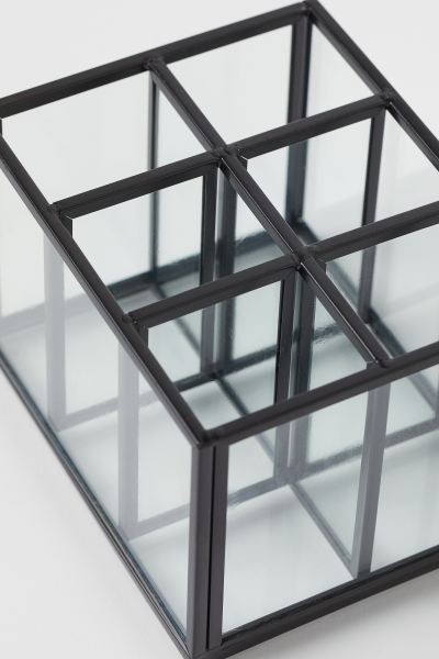 Style withNot saved to favoritesClear Glass Makeup Organizer$ 24.99Not saved to favoritesStonewar... | H&M (US + CA)