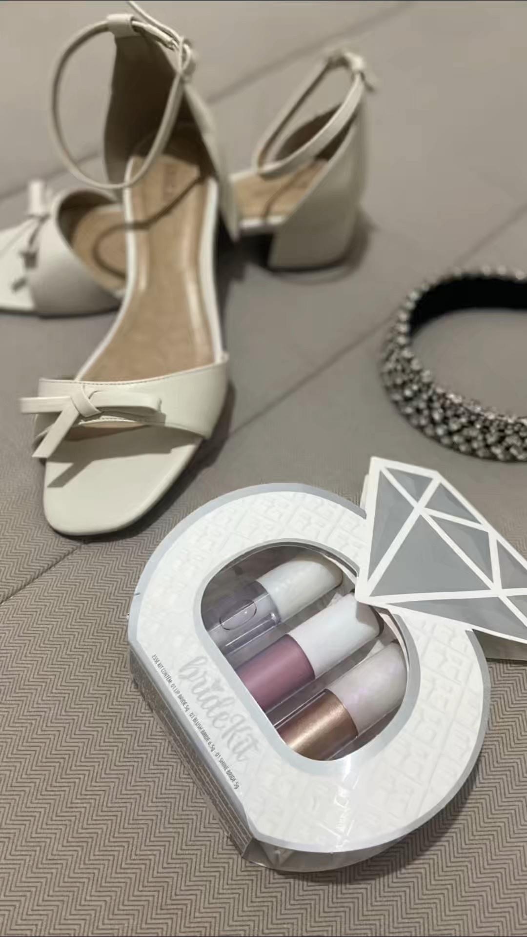 Make que elevam qualquer produção com leveza e estilo ✨

➖ Kit Bride da Fran by Francine (Gloss + Iluminador + Blush)

Perfeito para quem busca uma maquiagem radiante, sofisticada e com aquele glow elegante. Ideal para ocasiões especiais ou para deixar o dia a dia muito mais incrível 💄🤍

#tendência #minimalismochic #makeelegante #franbyfrancine #makes

#LTKpromo #LTKbeleza #LTKbrasil